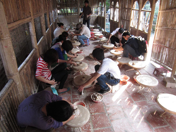 Tự tay nặn những sản phẩm yêu thích từ làng Gốm Bát Tràng
