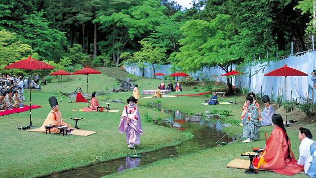 Đọc thơ ở Đền Motsu-ji 