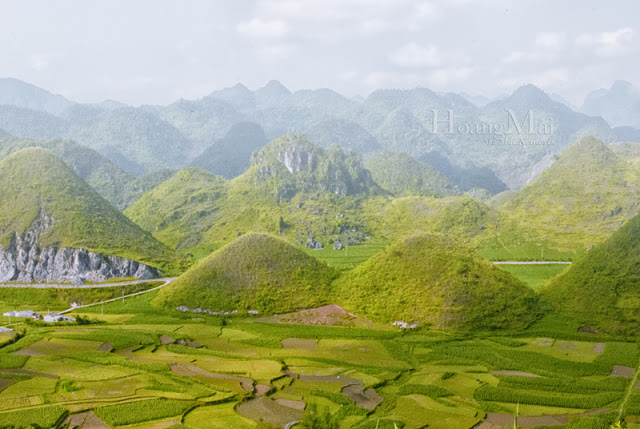 Hai ngực đá ở Quản Bạ