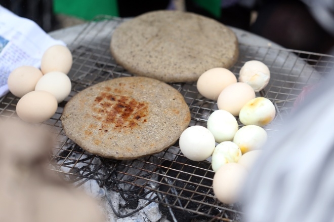 Bánh được làm từ bột kiều mạch và bột ngô sẽ được nướng và thưởng thức đặc sản của người dân tộc H''Mông trên cao nguyên Đồng Văn.