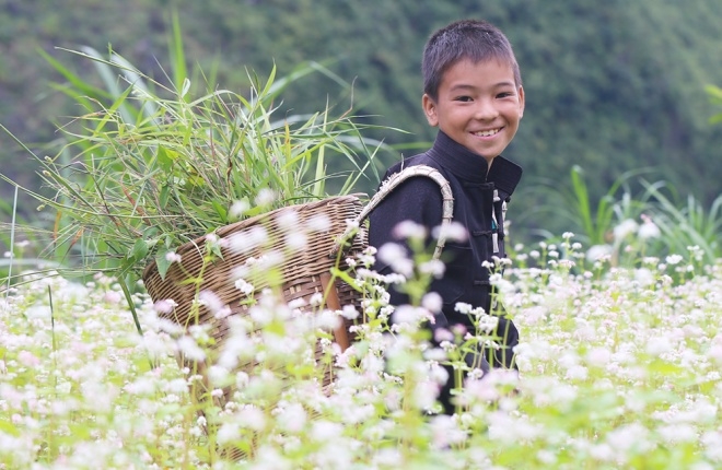 H''Mong và Dzao gái và trai trong quần áo truyền thống luôn luôn thân thiện mỉm cười và chào đón khách du lịch.