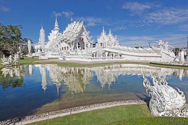Màu trắng của Wat Rong Khun ở Thái Lan làm cho du khách cảm thấy bị lạc tại xứ sở thần tiên.